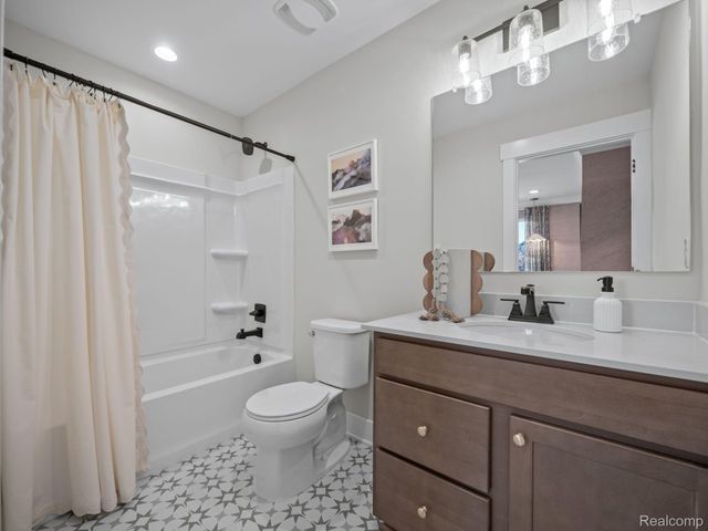 2920 Enclave Drive, Oakland Charter Township, MI 48363