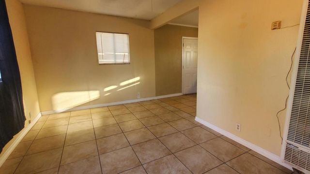 11985 Chamberlaine Way, Adelanto, CA 92301