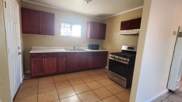 11985 Chamberlaine Way, Adelanto, CA 92301