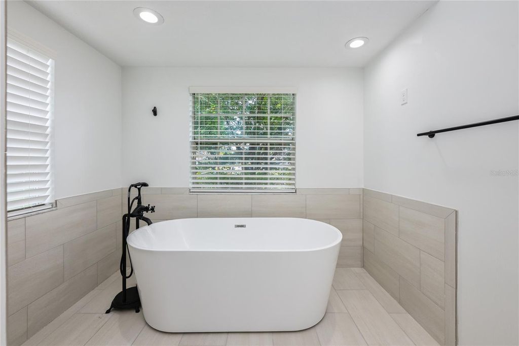 Image 11 of property listing at 1966 WESTBOURNE DRIVE, Oviedo, FL 32765