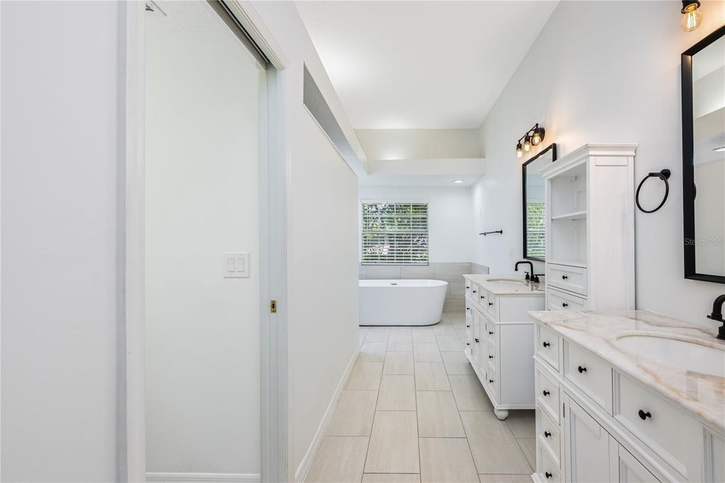 Image 12 of property listing at 1966 WESTBOURNE DRIVE, Oviedo, FL 32765