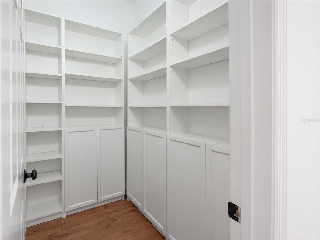 Image 8 of property listing at 1966 WESTBOURNE DRIVE, Oviedo, FL 32765