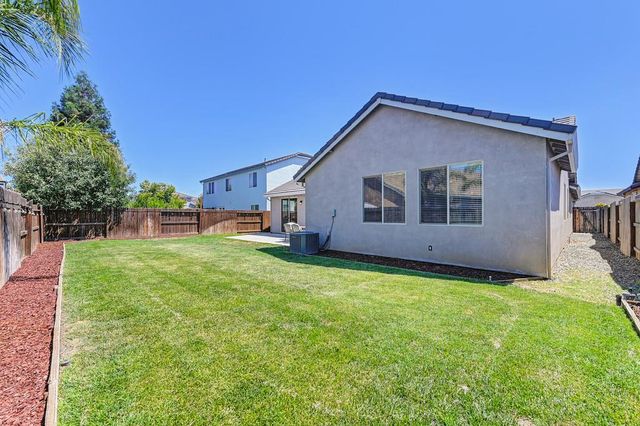 1423 High Noon Dr, Plumas Lake, CA 95961