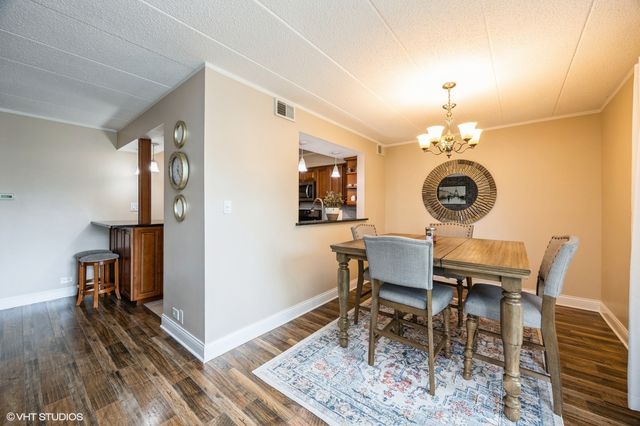 61 Pier Drive 202, Westmont, IL 60559