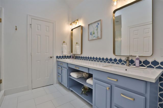 827 Garden Trace Lane, Houston, TX 77018