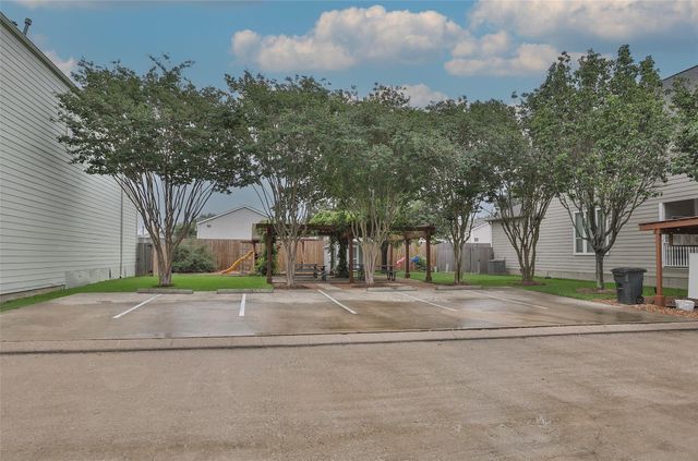 827 Garden Trace Lane, Houston, TX 77018