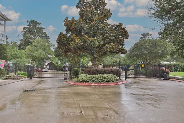 827 Garden Trace Lane, Houston, TX 77018