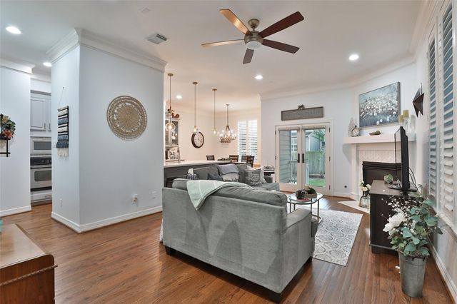 827 Garden Trace Lane, Houston, TX 77018