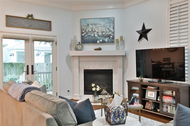 827 Garden Trace Lane, Houston, TX 77018