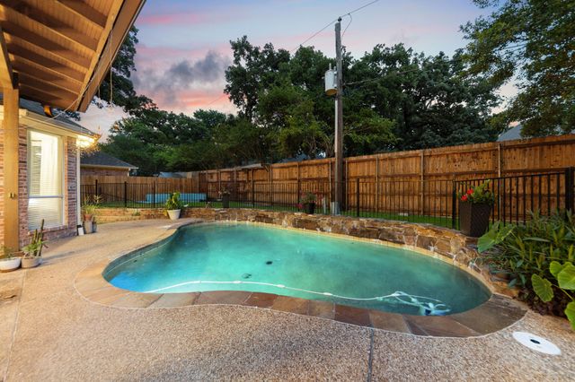 3408 Blue Forest Drive, Arlington, TX 76001