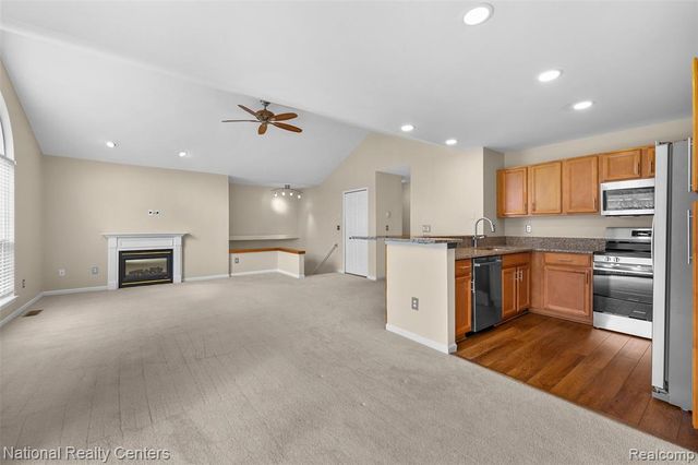 7201 Farmingdale Lane, Walled Lake, MI 48390