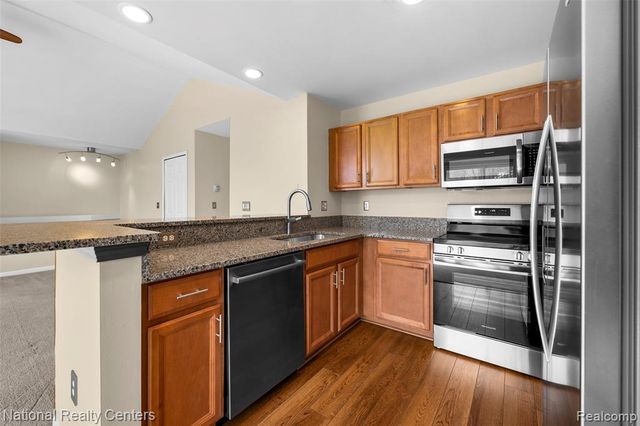 7201 Farmingdale Lane, Walled Lake, MI 48390