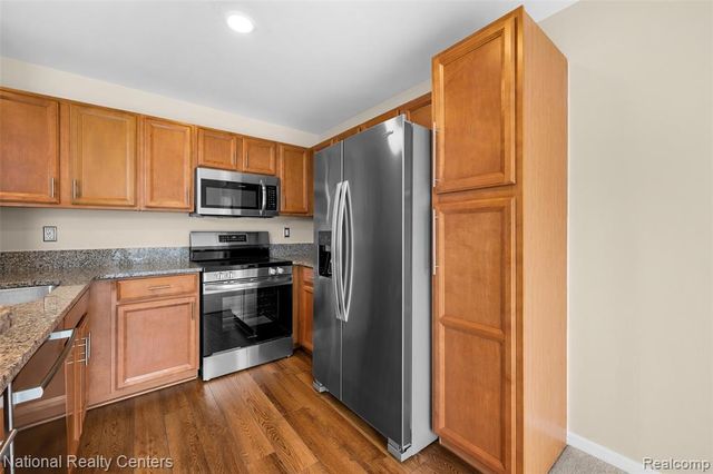 7201 Farmingdale Lane, Walled Lake, MI 48390