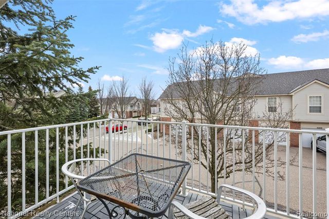 7201 Farmingdale Lane, Walled Lake, MI 48390