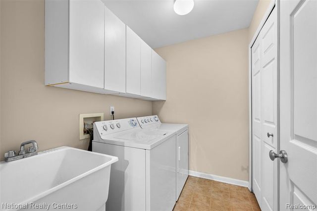 7201 Farmingdale Lane, Walled Lake, MI 48390