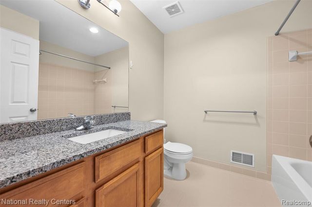 7201 Farmingdale Lane, Walled Lake, MI 48390