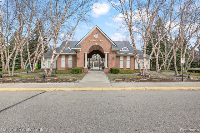 7201 Farmingdale Lane, Walled Lake, MI 48390