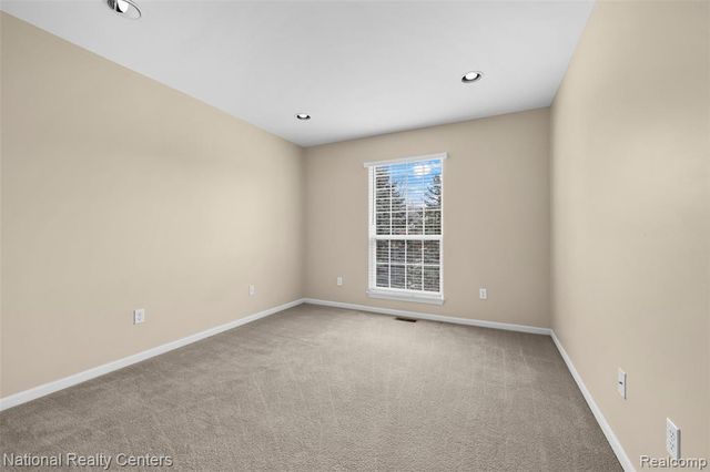 7201 Farmingdale Lane, Walled Lake, MI 48390