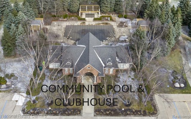 7201 Farmingdale Lane, Walled Lake, MI 48390