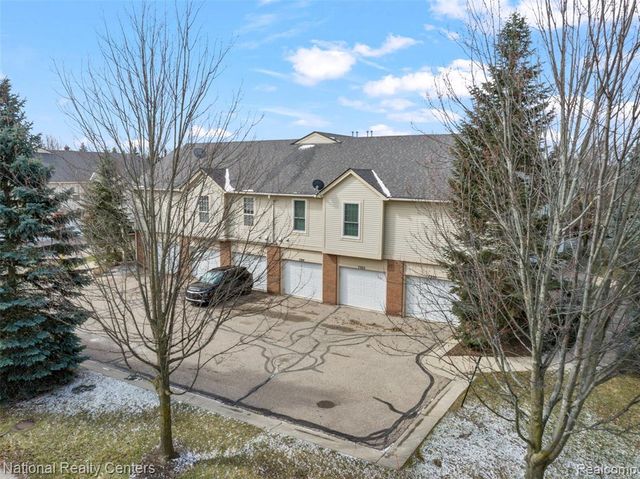 7201 Farmingdale Lane, Walled Lake, MI 48390