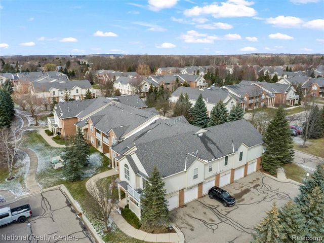 7201 Farmingdale Lane, Walled Lake, MI 48390