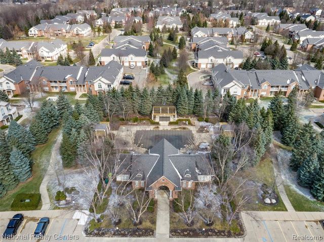 7201 Farmingdale Lane, Walled Lake, MI 48390