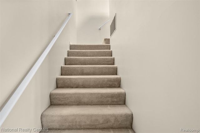 7201 Farmingdale Lane, Walled Lake, MI 48390