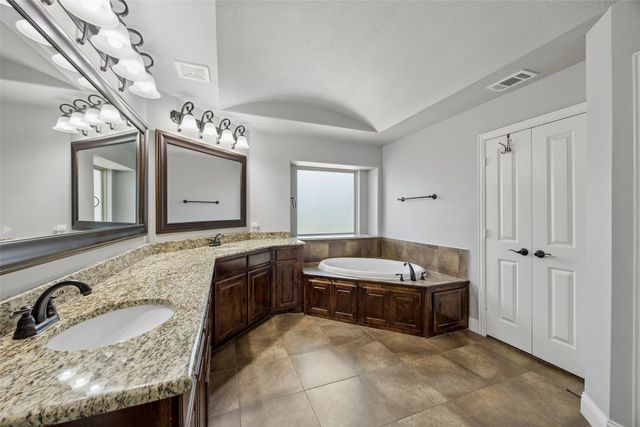 1310 Billingsley Drive, Waxahachie, TX 75167
