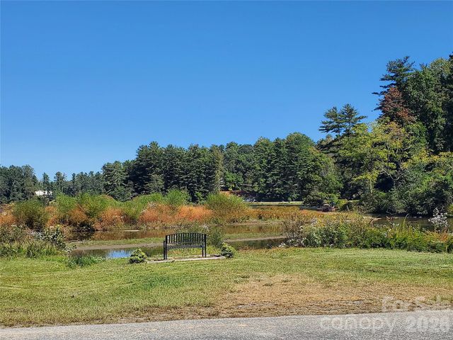 62 Oscelake Way, Hendersonville, NC 28739