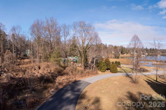 62 Oscelake Way, Hendersonville, NC 28739