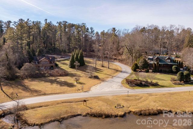 62 Oscelake Way, Hendersonville, NC 28739