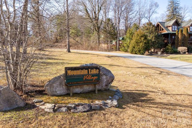 62 Oscelake Way, Hendersonville, NC 28739