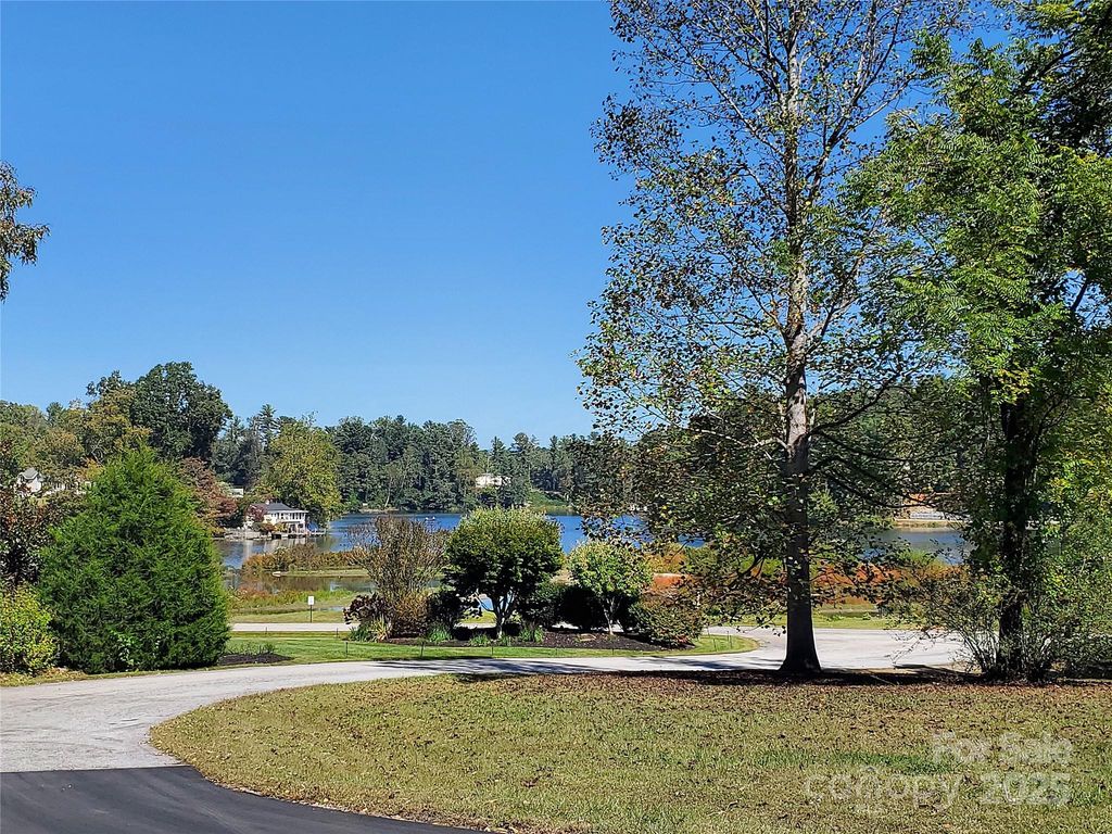 62 Oscelake Way, Hendersonville, NC 28739