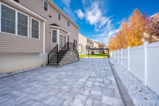 2 Hitching Post Place, Monroe, NJ 08831