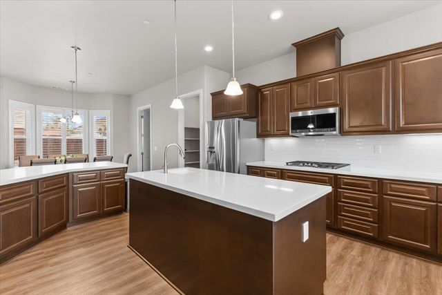 947 Doak Blvd, Ripon, CA 95366