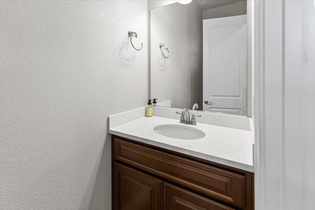 947 Doak Blvd, Ripon, CA 95366