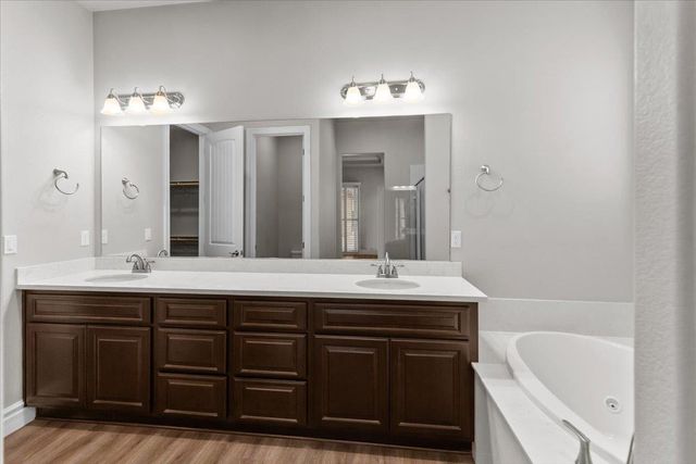 947 Doak Blvd, Ripon, CA 95366