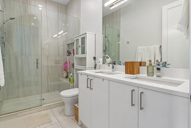 2423 W Fullerton Avenue 4F, Chicago, IL 60647