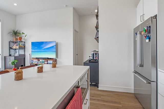 2423 W Fullerton Avenue 4F, Chicago, IL 60647