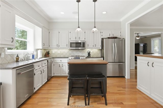 704 Canterbury Drive, College Station, TX 77845