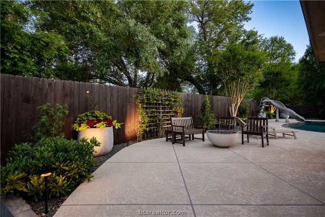 704 Canterbury Drive, College Station, TX 77845