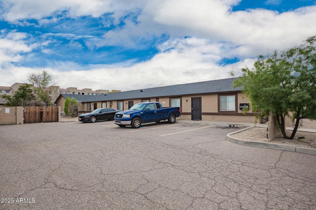 Image 3 of property listing at 7549 N 21ST Avenue, Phoenix, AZ 85021