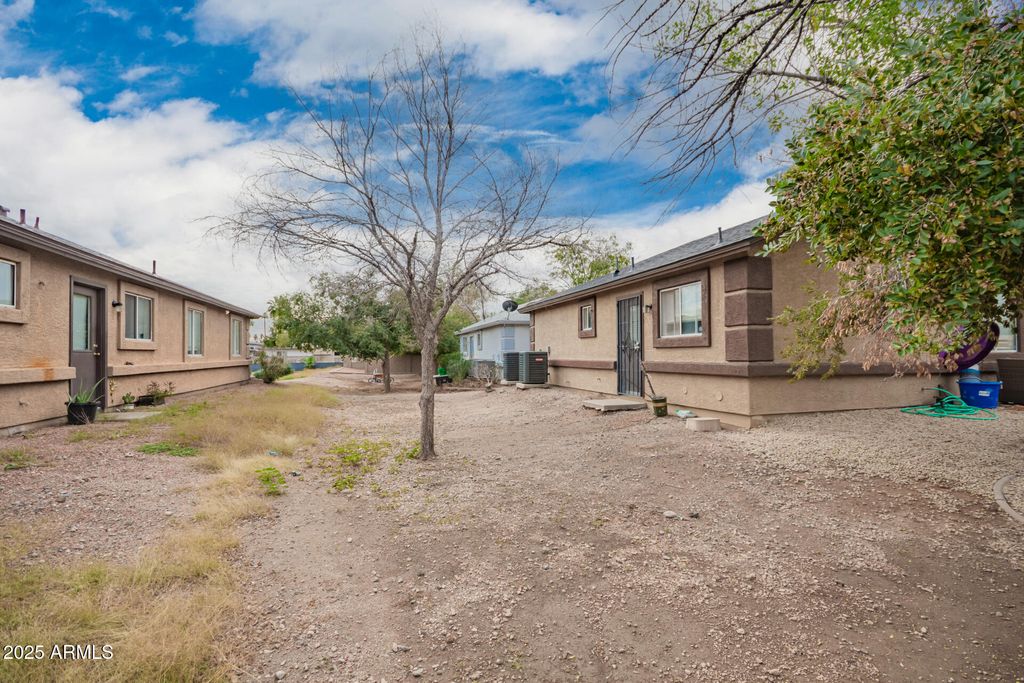 Image 5 of property listing at 7549 N 21ST Avenue, Phoenix, AZ 85021