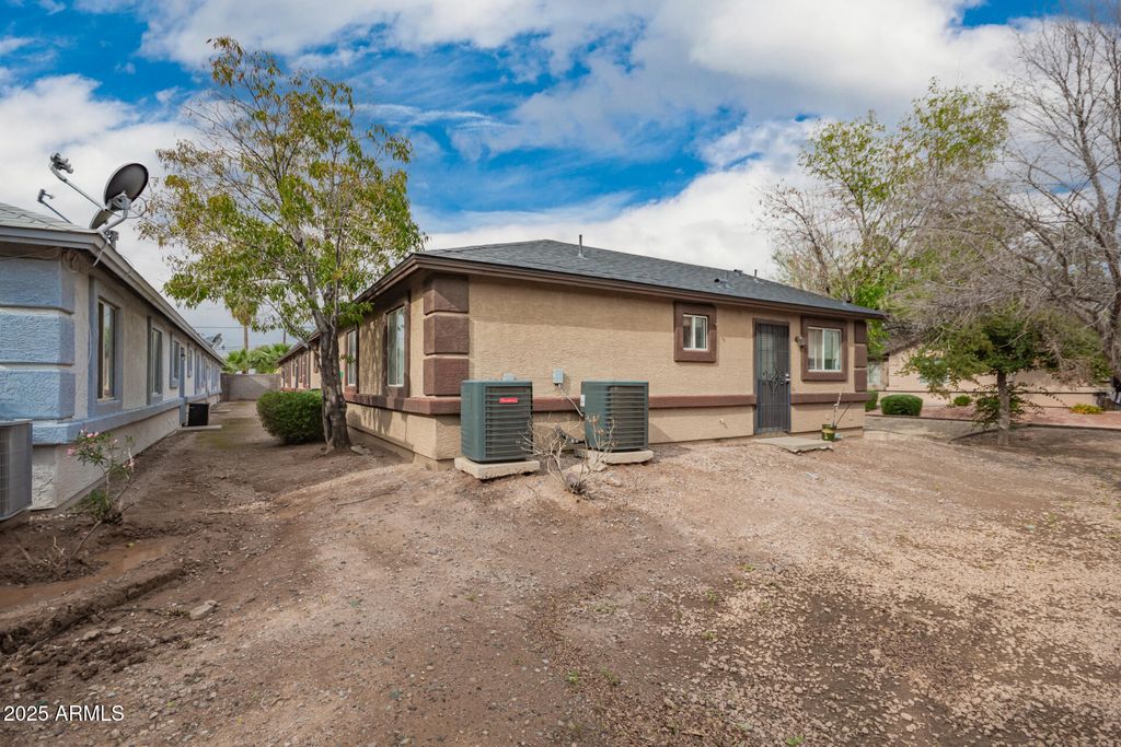 Image 6 of property listing at 7549 N 21ST Avenue, Phoenix, AZ 85021