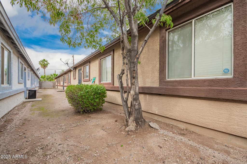 Image 7 of property listing at 7549 N 21ST Avenue, Phoenix, AZ 85021