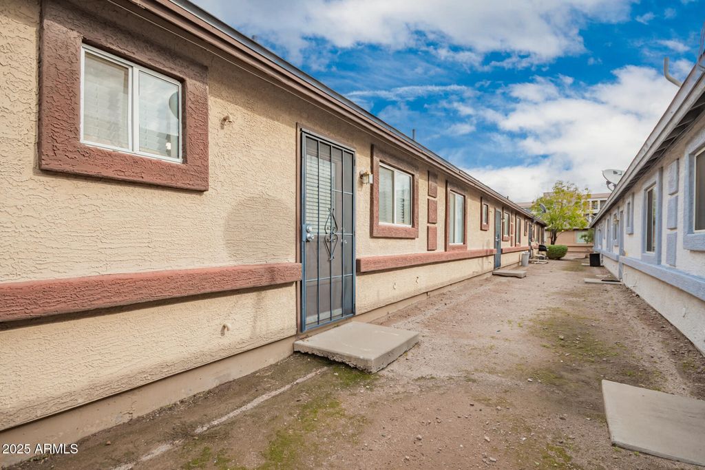 Image 8 of property listing at 7549 N 21ST Avenue, Phoenix, AZ 85021
