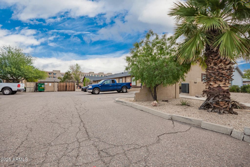 Image 9 of property listing at 7549 N 21ST Avenue, Phoenix, AZ 85021
