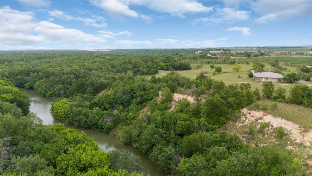 401 Comanche Bluff RD, Taylor, TX 76574