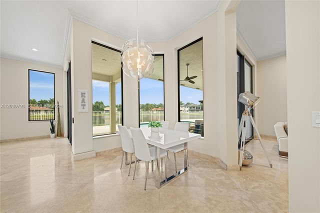 935 Gulfstream Ct, Weston, FL 33327