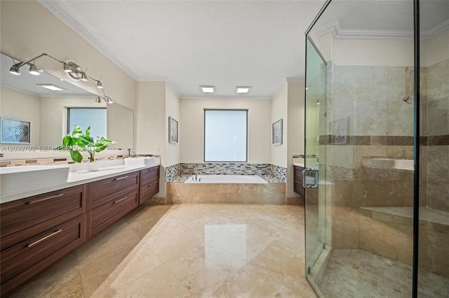 935 Gulfstream Ct, Weston, FL 33327